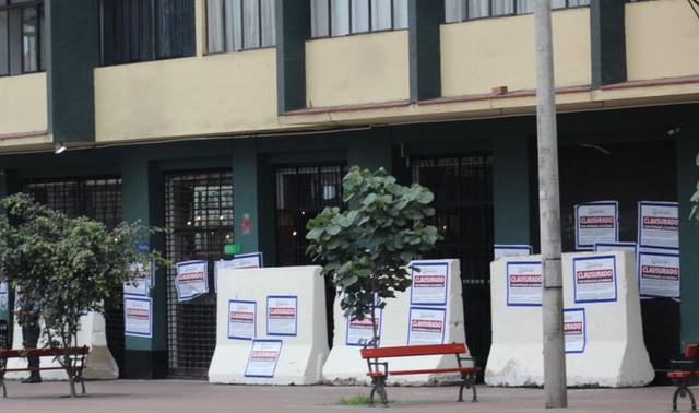 La Municipalidad de Miraflores ha instalado bloques de cemento, para impedir que el restaurante siga vulnerando las normas municipales. (Foto: Difusión)