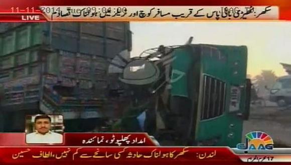 Pakistán: Choque de autobús con camión deja 54 muertos