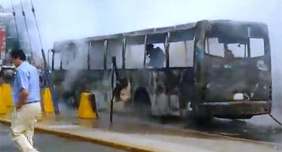 Lima. Bus del Corredor Azul se incendió en el Rímac sin dejar víctimas. (Foto: Agencia Andina)
