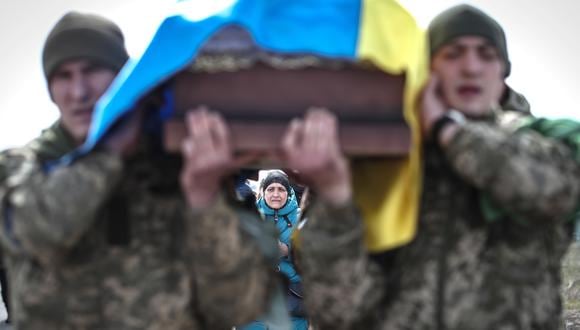 Soldados ucranianos llevan un ataúd durante la ceremonia fúnebre de un camarada en Odesa, Ucrania. (Foto: EFE)