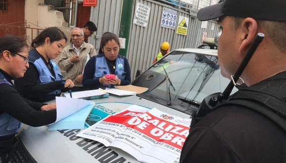 La comuna distrital paralizó la obra temporalmente por no cumplir con las medidas de seguridad laboral (Foto: Difusión).