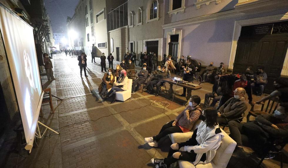 En pleno Jr Quilca, la sala de cine se vuelve un gran espectáculo callejero aperturando el fin de semana en el centro de Lima | Foto: Julio Reaño / @photo.gec