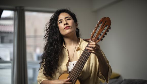 La cantautora Danitse presenta su disco Augurio, un homenaje personal al charango, este 17 de octubre en La Noche de Barranco. (Foto: Elías Alfageme).