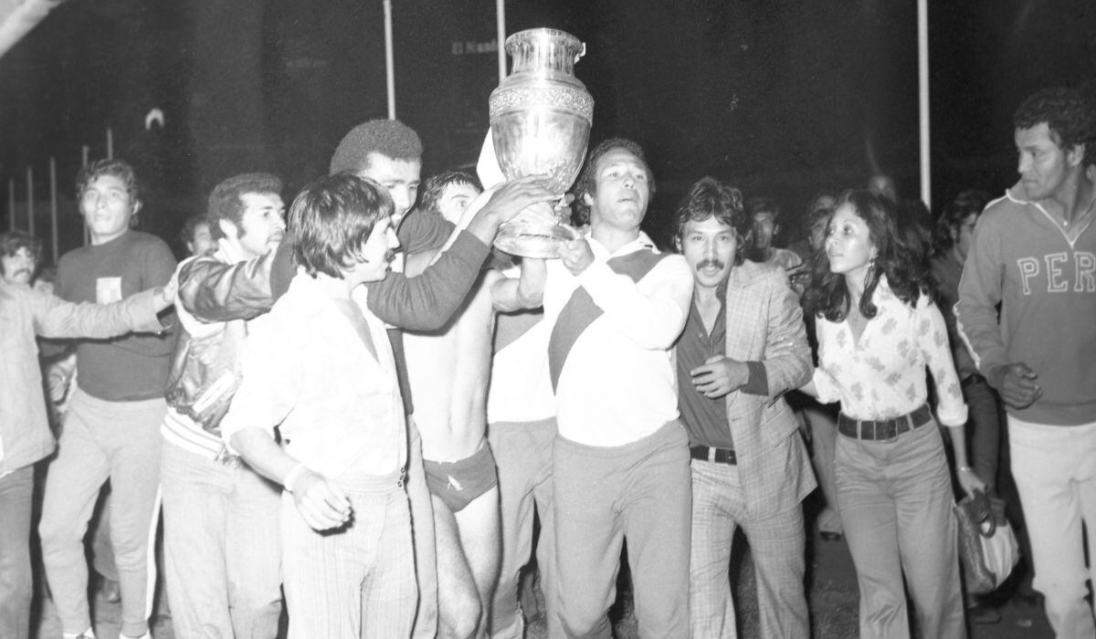 La Copa América 1975 en manos de uno de sus próceres: Enrique Casaretto Sono. (Foto: El Comercio)