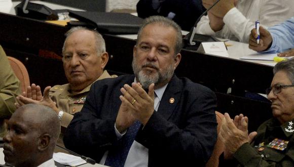Manuel Marrero (al centro) es el nuevo priemr ministro de Cuba. (Photo by YAMIL LAGE / AFP).