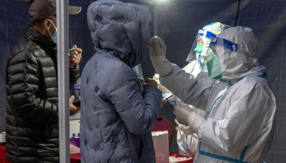 Una persona se somete a una prueba de ácido nucleico para detectar el coronavirus covid-19 en Xi'an, en la provincia norteña de Shaanxi, en China, el 4 de enero de 2022. (STR / AFP).
