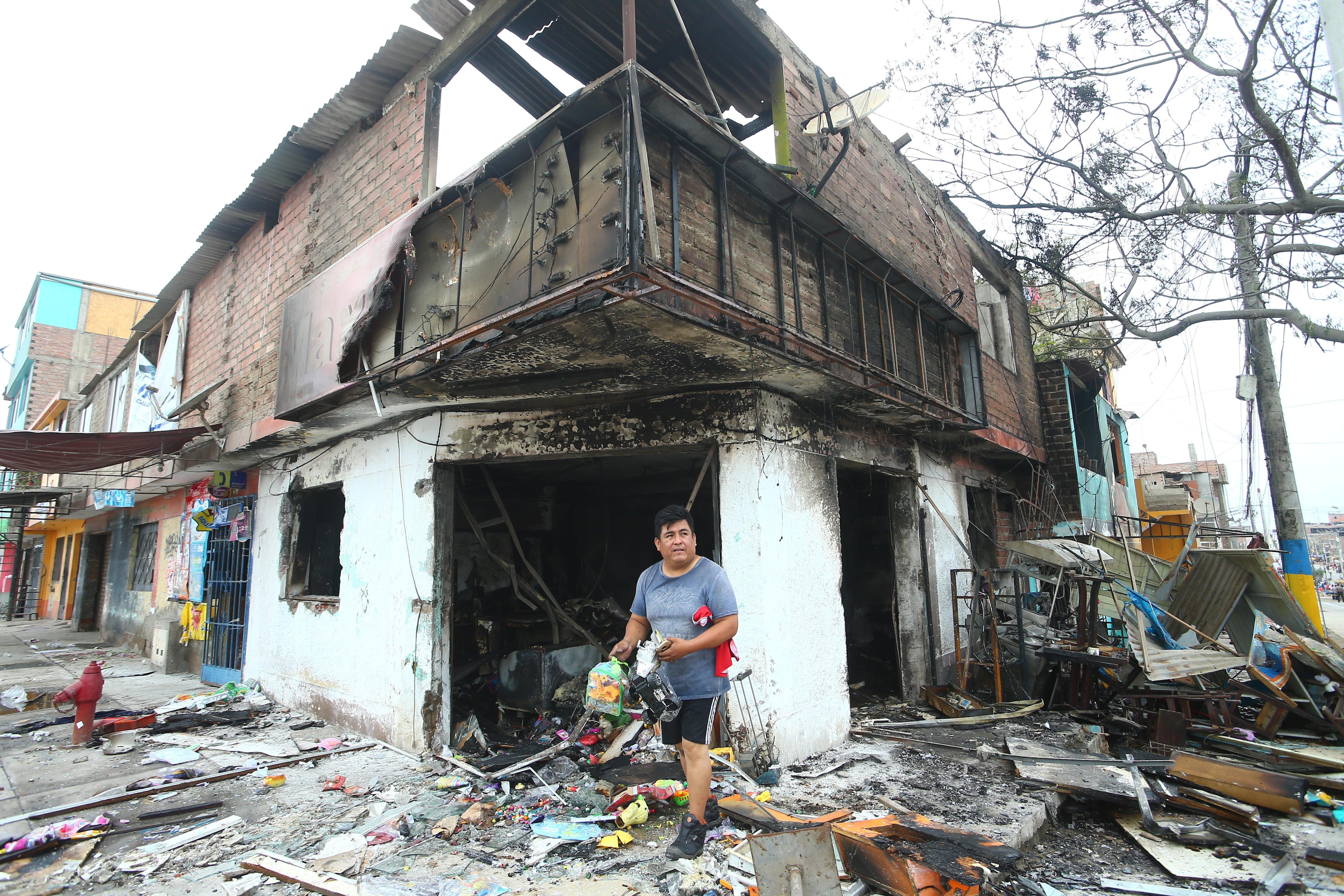 Al menos 20 viviendas resultaron afectadas por el incendio generado por la fuga de gas de un camión cisterna en Villa El Salvador. (Foto: Gonzalo Córdova)