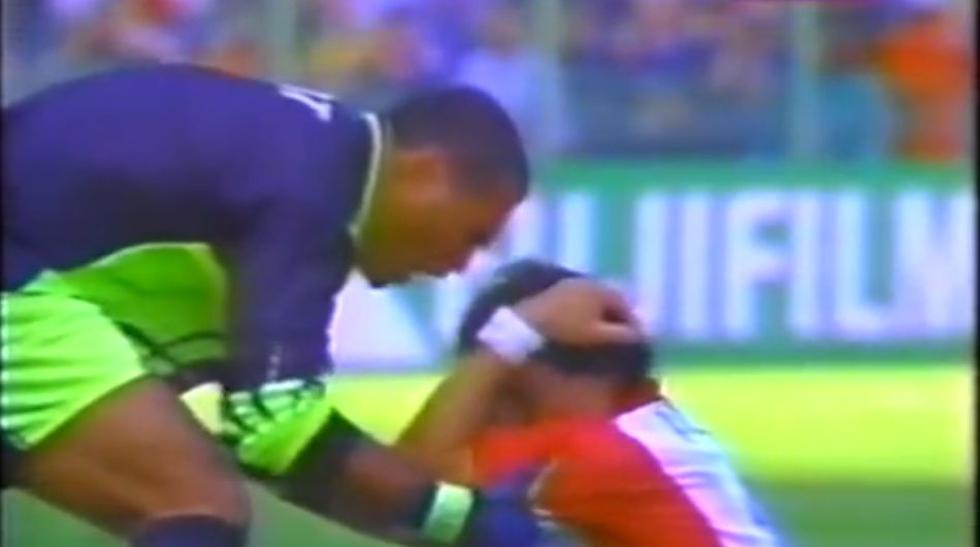 Jos&eacute; Luis Chilavert tuvo que levantar uno por uno a sus compa&ntilde;eros despu&eacute;s de la derrota ante Francia en el Mundial 98. [FOTO: Captura de Internet]