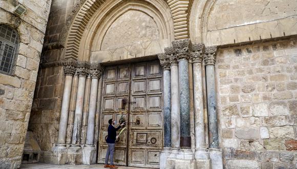 Coronavirus. Un fiel reza en los exteriores del Santo Sepulcro de Jerusalén, el cual ha sido cerrado para prevenir el contagio del Covid-19. Foto: AFP.