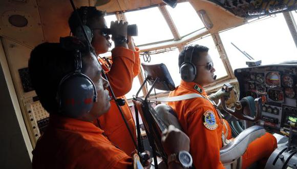Miembros de la Fuerza Aérea de Indonesia buscan al avión desaparecido. (AP).