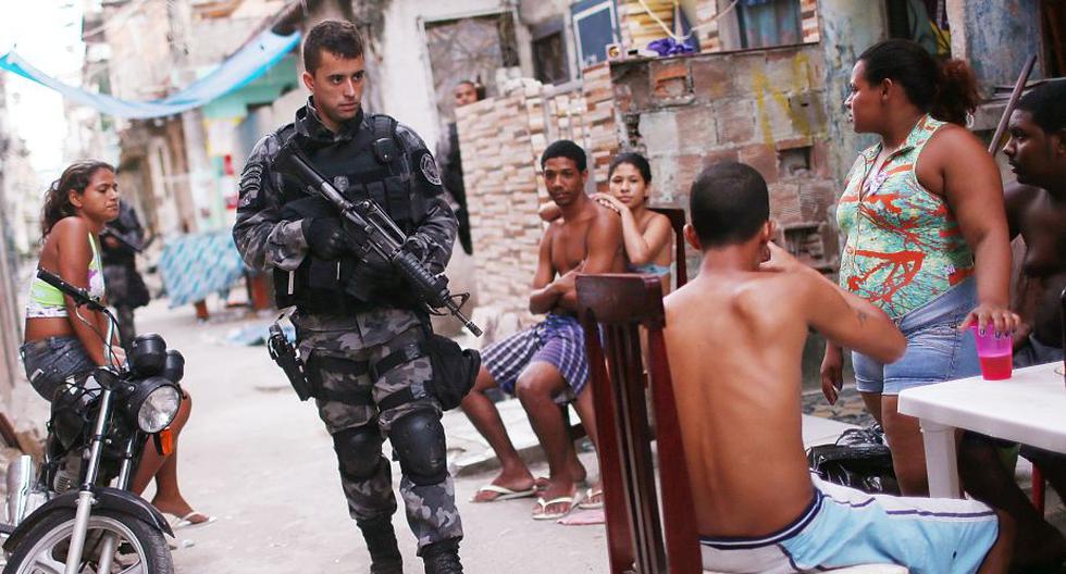 Brasil: Policía militar patrulla Complexo da Mare, una de las favelas más grandes de Río de Janeiro. (Foto: Getty Images) | Referencial