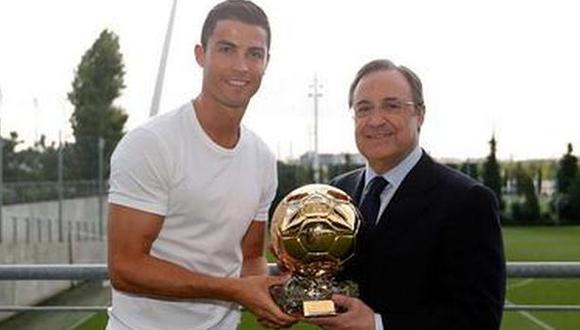 Cristiano le dio una copia del Balón de Oro a Florentino Pérez