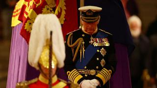 El rey Carlos III y sus hermanos velan por la reina Isabel II en la Vigilia de los Príncipes