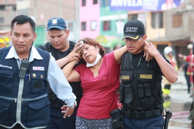 Una vecina de VES se desmaya antes los escombros tras la deflagración (Foto: Lino Chipana Obregón/GEC).