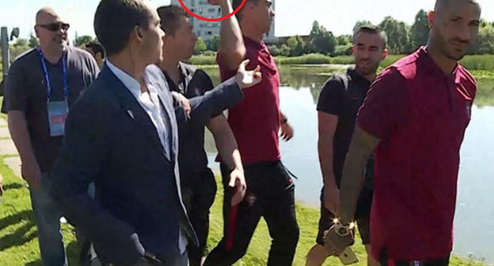 Cristiano Ronaldo tiró el micrófono de un periodista al agua | Foto: Captura