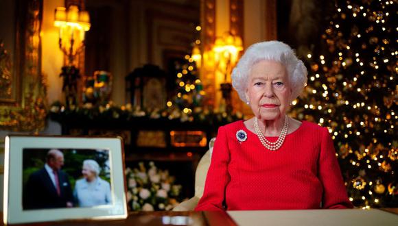 Una imagen publicada el 23 de diciembre de 2021 muestra a la reina Isabel II de Gran Bretaña posando para una fotografía mientras graba su mensaje anual del día de Navidad. (VICTORIA JONES / POOL / AFP).