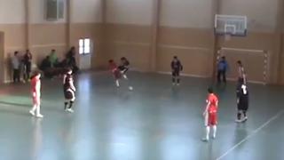 ¿Futsal o karate? Terrible patada en partido en Argentina