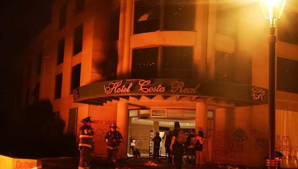Encapuchados saquearon e incendiaron el hotel Costa Real de La Serena. (Foto: @FelipeCarrazana, vía Twitter).