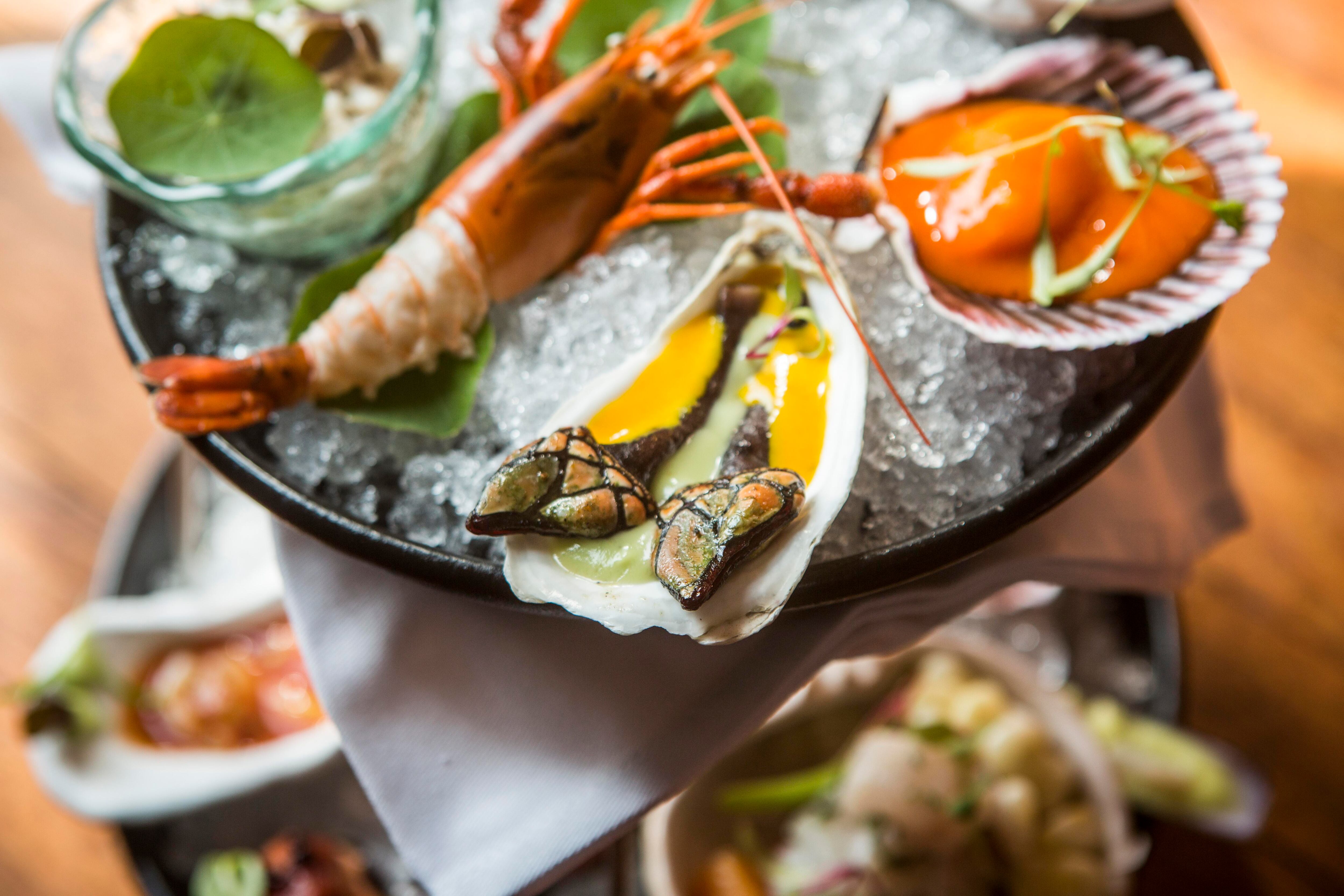 ‘Raw tower’ o torre de crudos, siempre con productos marinos del día: desde langosta, hasta erizos y almejas. Incluye algunos platos, como tartars y cebiches en bowls pequeños.