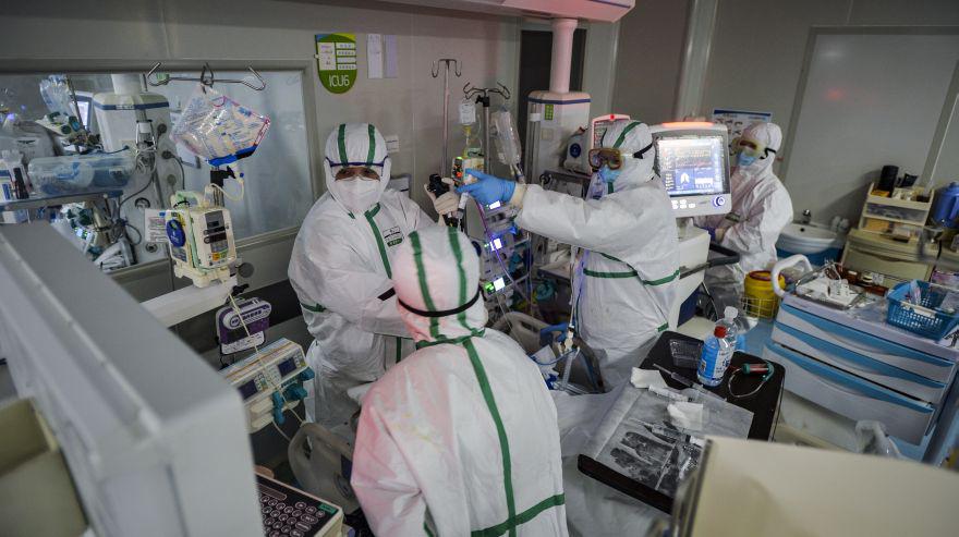 El personal médico trabaja en la unidad de cuidados intensivos (UCI) de un hospital designado para pacientes con COVID-19 en Wuhan. (Foto: Archivo/EFE).