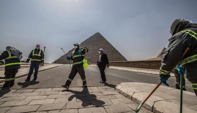 Egipto mantiene suspendidos todos los vuelos internacionales desde el 19 de marzo y ayer anunció la extensión hasta el 15 de abril de esta decisión, mientras las autoridades siguen incrementando las medidas de confinamiento y limitación de la actividad en espacios públicos. (AFP).