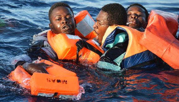 Los chalecos salvavidas y los restos de botes que flotan en el Mar Mediterr&aacute;neo se han convertido en s&iacute;mbolo de la crisis, pero no es el &uacute;nico drama. (Foto: AFP)