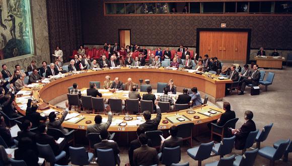 El Consejo de Seguridad de la ONU vota por unanimidad, el 22 de febrero de 1993, la resolución 808, que decide la creación de un tribunal de crímenes de guerra en Yugoslavia. (Foto de HAI DO / AFP)