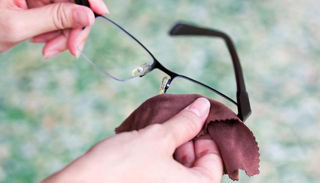 Si se te acabó la solución para evitar que tus lentes se empañen, el lavavajillas te puede ayudar. Aplica una gota en tus gafas, frota con cuidado y deja que se seque. (Foto: Shutterstock)