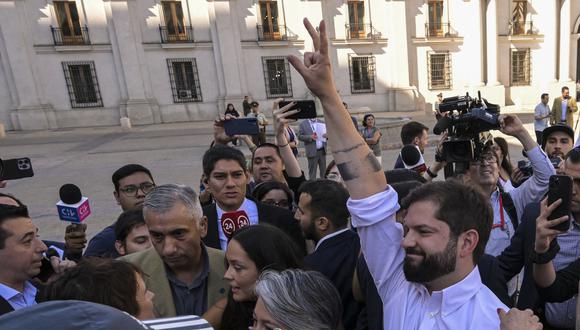 El presidente de Chile, Gabriel Boric, saluda a sus partidarios durante un evento para celebrar su primer año en el cargo, frente al palacio presidencial de La Moneda en Santiago, el 11 de marzo de 2023.  (Foto por MARTÍN BERNETTI / AFP)