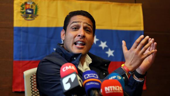 El diputado venezolano exiliado de la oposición, José Manuel Olivares, habla durante una conferencia de prensa sobre la entrega de ayuda internacional a su país. (Foto: EFE).