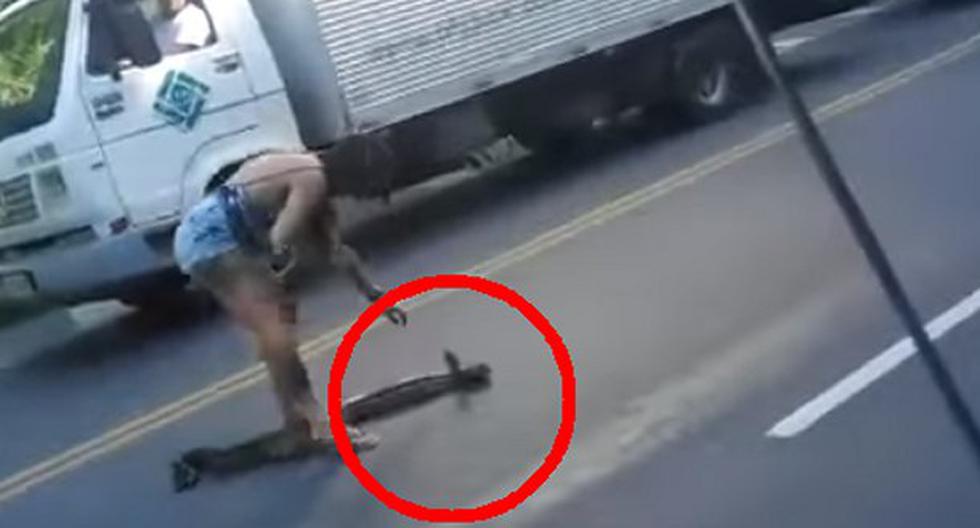 Mujer agarra de la cabeza a anaconda que bloqueaba tráfico y ahora es estrella en YouTube. (Foto: YouTube)