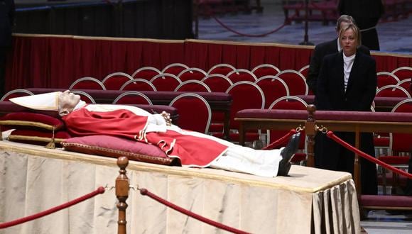 La primera ministra italiana, Giorgia Meloni, presenta sus respetos al fallecido papa emérito Benedicto XVI mientras visita la capilla ardiente instalada en la basílica de San Pedro del Vaticano. (EFE/ Ettore Ferrari).