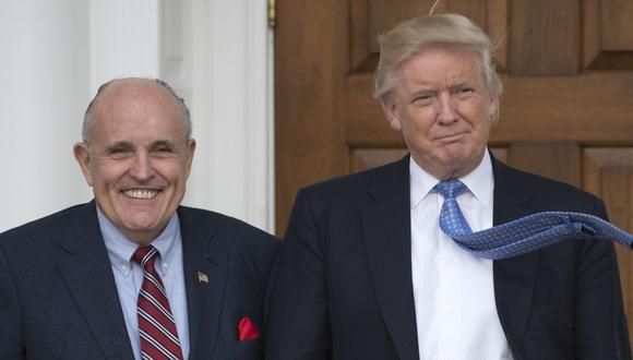 Donald Trump se reúne con el ex alcalde de la ciudad de Nueva York Rudy Giuliani en la casa club del Trump National Golf Club en Bedminster, Nueva Jersey, el  el 20 de noviembre de 2016. (AFP / Don EMMERT).