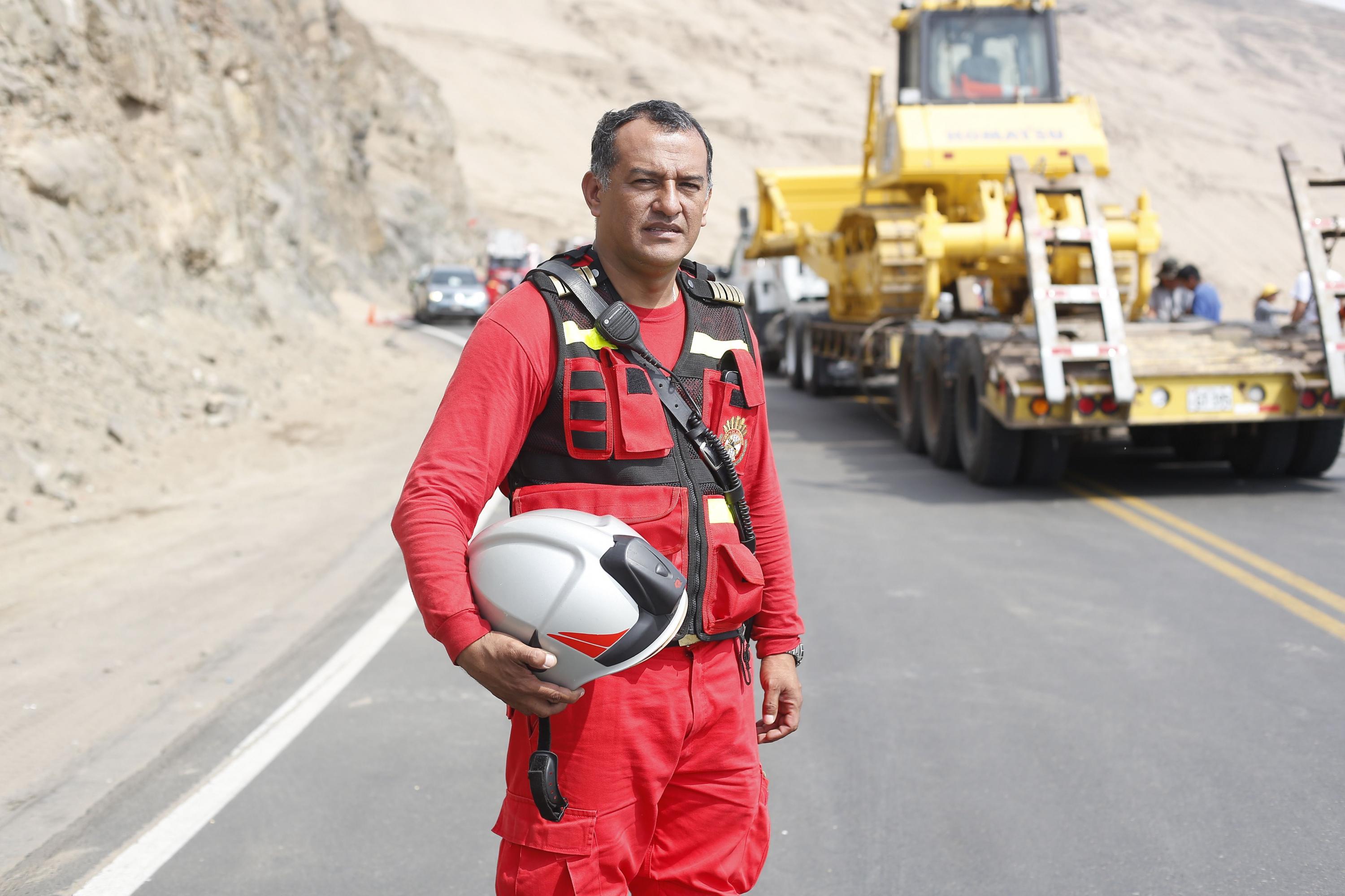 El Ministerio del Interior informó que 40 miembros de rescate de la PNP, 140 efectivos de los bomberos y 60 infantes de la Marina trabajaron arduamente durante más de 30 horas en el abismo de Pasamayo. Roberto Santa Gadea fue uno de los socorristas. (Hugo Pérez / El Comercio)