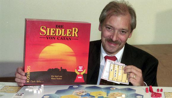 Klaus Teuber presenta su juego "Los colonos de Catan" el  29 de septiembre de 1995. Un cuarto de siglo después, el popular juego de mesa ha vendido más de 40 millones de unidades. (AP Photo/Bernd Kammerer, File)