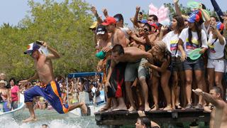 FOTOS: Henrique Capriles recibió apoyo de jóvenes bañistas en Venezuela