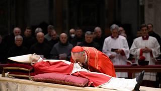 Sin cruz pastoral y con zapatos negros: la vestimenta de Benedicto XVI indica que no reinaba