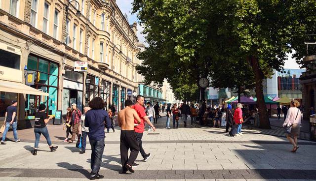 Qüeen Street. Es una calle abarrotada de franquicias comerciales,  grandes almacenes, bancos, tiendas de lujo y cafeterías que se alternan con restaurantes y grandes cadenas de comida. Esta vía nos llevará al Castillo de Cardiff. (Foto: Shutterstock)