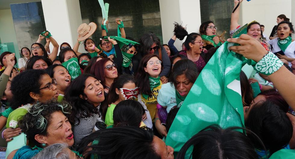 Grupos a favor y en contra del aborto se concentraron en los accesos del Parlamento de Oaxaca para manifestarse. (Foto: EFE)