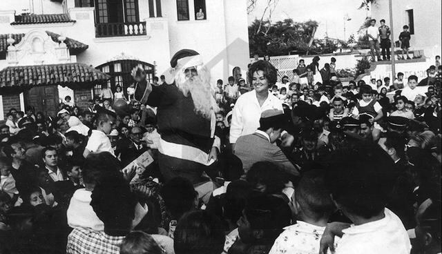 El “Papá Noel” de Panagra llegó en helicóptero al parque Salazar de Miraflores, día antes de la Navidad de 1962. (Foto: Archivo Histórico El Comercio)