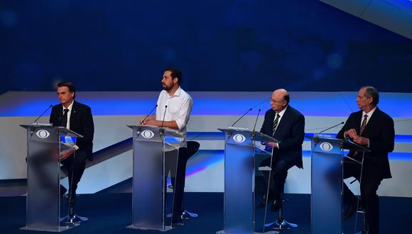 De izquierda a derecha, los candidatos Jair Bolsonaro, Guilherme Boulos, Henrique Meirelles y Ciro Gomes participan del primer debate televisado en Brasil para este proceso electoral. (AFP)