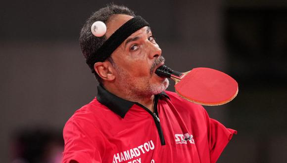 Ibrahim Hamadtou es uno de los mejores jugadores de tenis de mesa y realiza asombrosos saques usando solo su boca.(Foto: Yasuyoshi CHIBA / AFP)