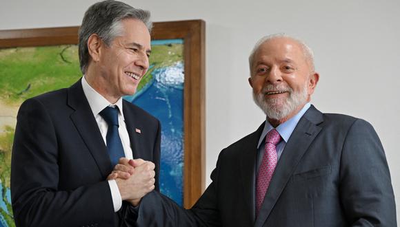 El secretario de Estado de Estados Unidos, Antony Blinken (i), le da la mano al presidente de Brasil, Luiz Inácio Lula da Silva, en el Palacio Planalto en Brasilia el 21 de febrero de 2024. (Foto de EVARISTO SA / AFP)