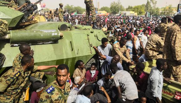 Este jueves las Fuerzas Armadas de Sudán derrocaron a Al Bashir, poniendo fin a un Gobierno de 30 años. (AFP)