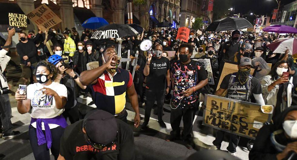 Algunos medios apuntan que 11 manifestantes fueron detenidos y que tres agentes resultaron heridos en Rochester, Nueva York. (AP/Adrian Kraus).