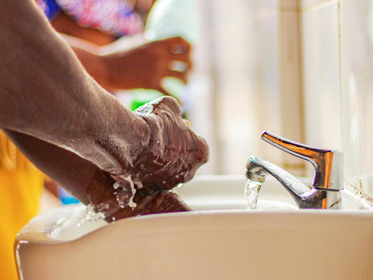 ¿Cuál es la mejor forma para lavar la ropa a mano? | truco casero de  limpieza | best practice | | RESPUESTAS | MAG.