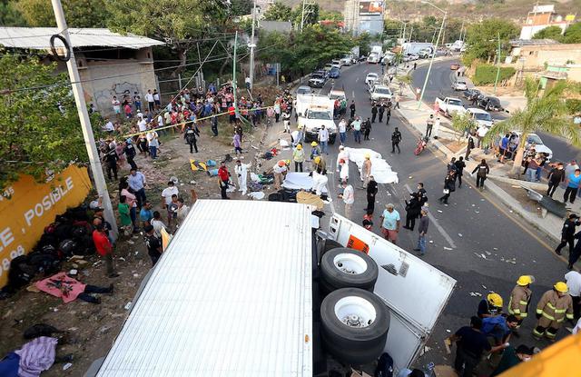 Los equipos de rescate trabajan en el lugar donde un camión que transportaba a migrantes se estrelló en el estado de Chiapas, en el sur de México, el 9 de diciembre. (Carlos Lopez / EPA-EFE / Shutterstock).