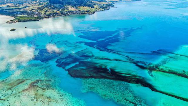 Una fotografía aérea muestra el petróleo a la deriva sobre los arrecifes de coral en Pointe d'Esny, en las islas Mauricio. (EFE / EPA / PIERRE DALAIS)