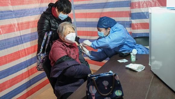Una anciana recibe una vacuna contra el covid-19 en Shanghái.