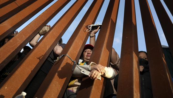 Migrantes esperan audiencias de asilo en la frontera entre Estados Unidos y México el 11 de mayo de 2023, visto desde San Ysidro, California. (Foto de Sandy Huffaker / AFP)
